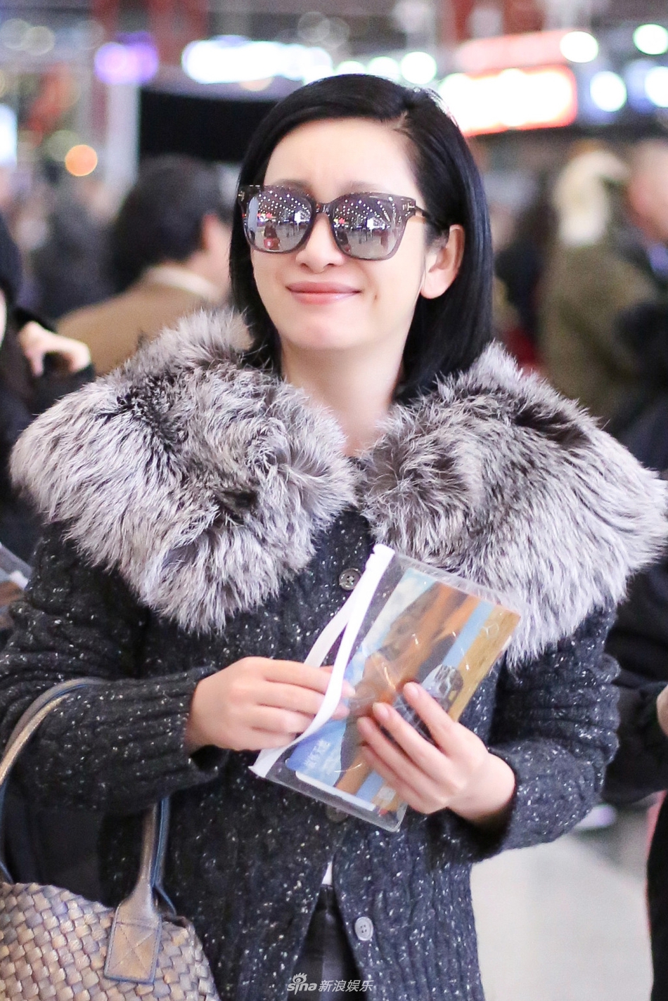 秦海璐素颜亮相皮肤细嫩 短发飒爽羽绒服遮肚