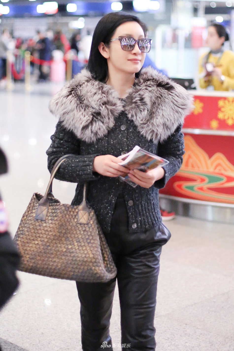 秦海璐素颜亮相皮肤细嫩 短发飒爽羽绒服遮肚