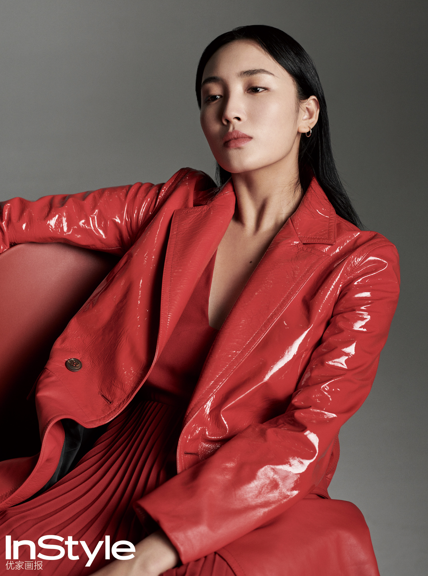 王紫璇新年红大片炽热自信 展现迷人肩颈线条