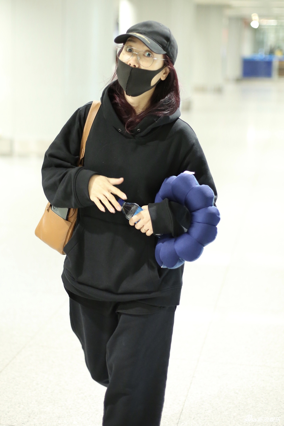 凤凰传奇玲花全黑look蒙面遮素颜微笑打招呼超接地气