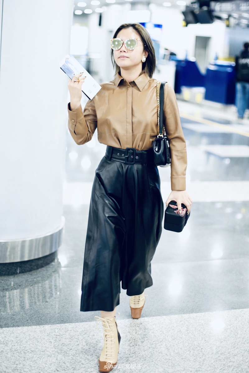 王菊一身时髦皮衣又美又飒昂首阔步走路带风