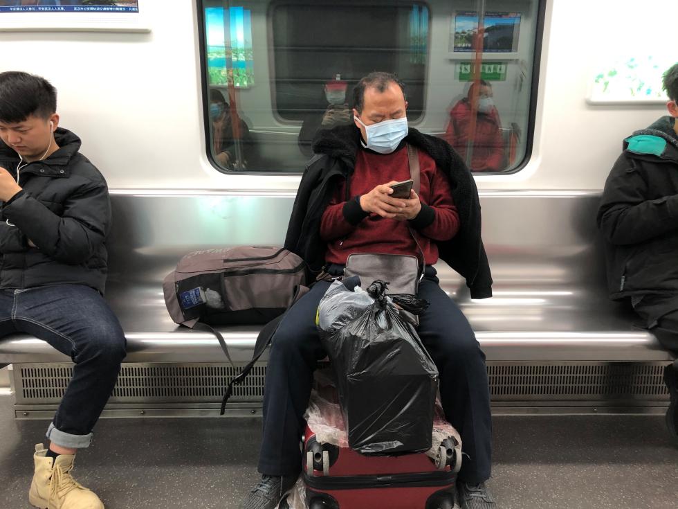 “封城”公告发布后23日上午搭乘地铁七号线的乘客