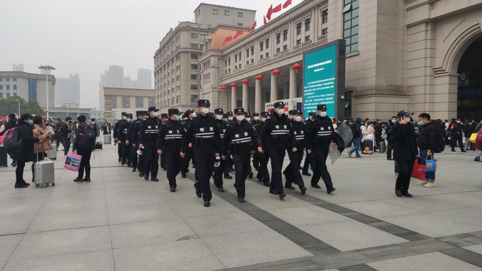 1月23日，汉口火车站外执勤的特警。