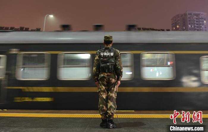 安徽合肥:武警官兵护航春运