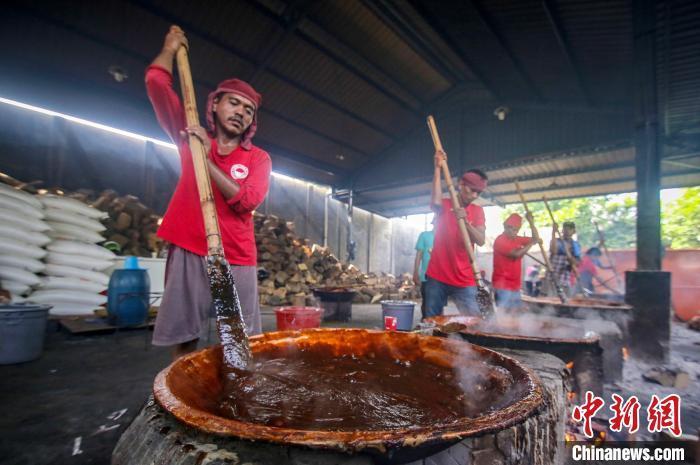 图为万丹省一家年糕厂生产年糕。 《印尼商报》供图 摄