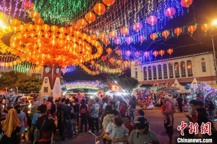 图为梭罗市的过年装饰。 《印尼商报》供图 摄