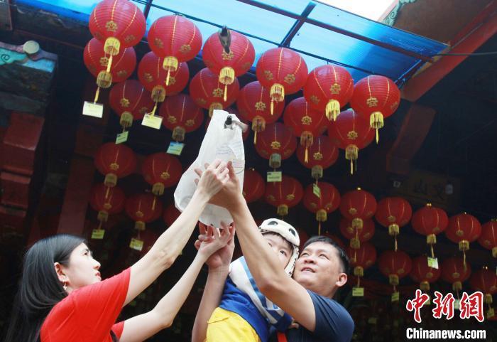 图为一华人家庭在唐格朗文山庙放生。 《印尼商报》供图 摄