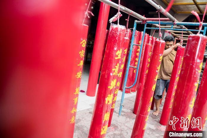 图为各家寺庙准备好了大蜡烛供信徒还愿。 《印尼商报》供图 摄