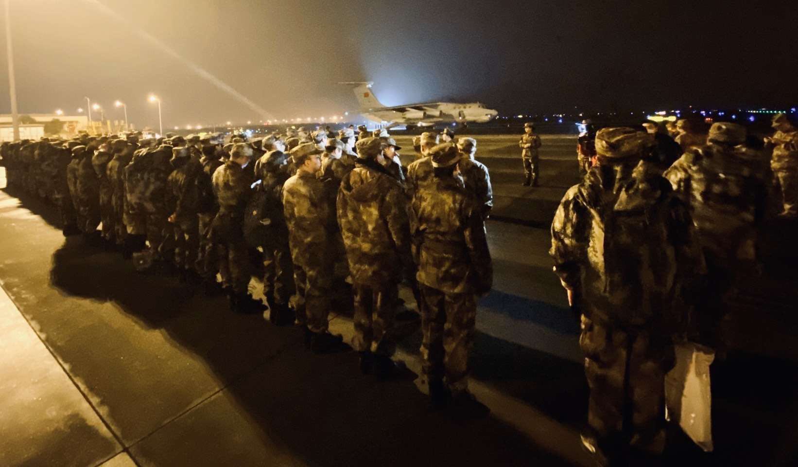 陆军军医大学抗击新型冠状病毒医疗队连夜在重庆江北国际机场等候登机前往湖北武汉。
