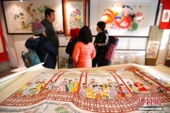 资料图:春节将至,北京民众选购年画。中新社记者 富田 摄