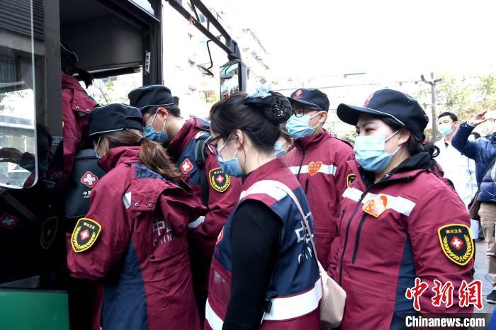 四川138名医护人员驰援湖北我愿意为你挡在疫情之前