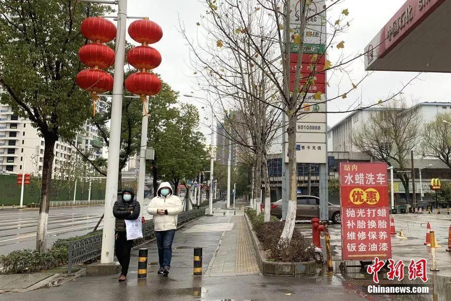 资料图：武汉市汉阳区市民戴口罩出行。中新社记者 杨程晨 摄