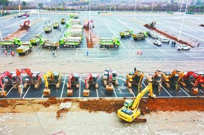26日下午，雷神山医院大型挖掘机开始施工 长江日报记者彭年 摄
