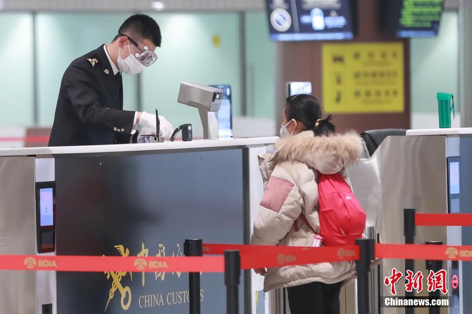 北京大兴国际机场旅客戴口罩出行