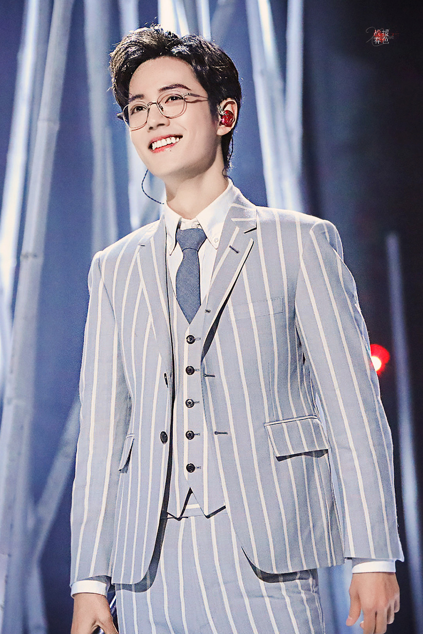 肖战穿条纹西装搭白球鞋青春帅气金丝眼镜文艺范十足