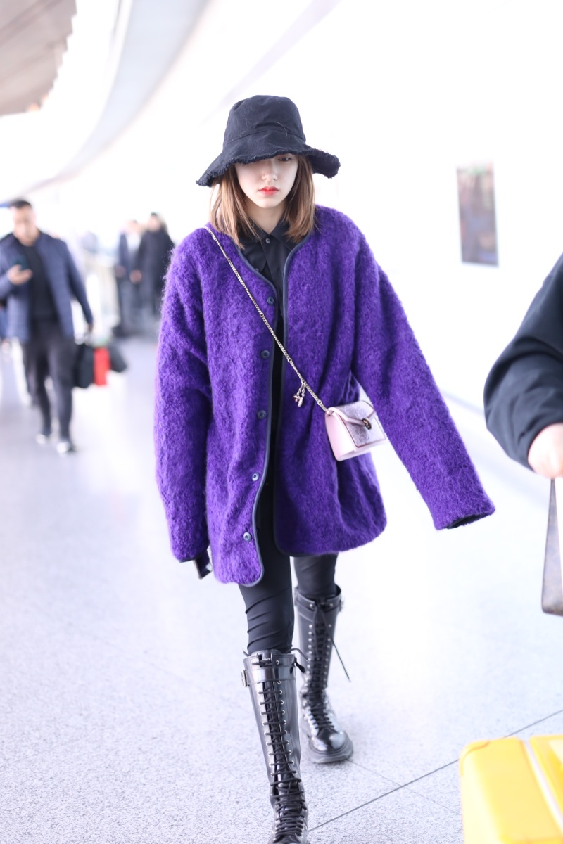 程潇穿紫色外套现身 踩骑士靴酷飒有型