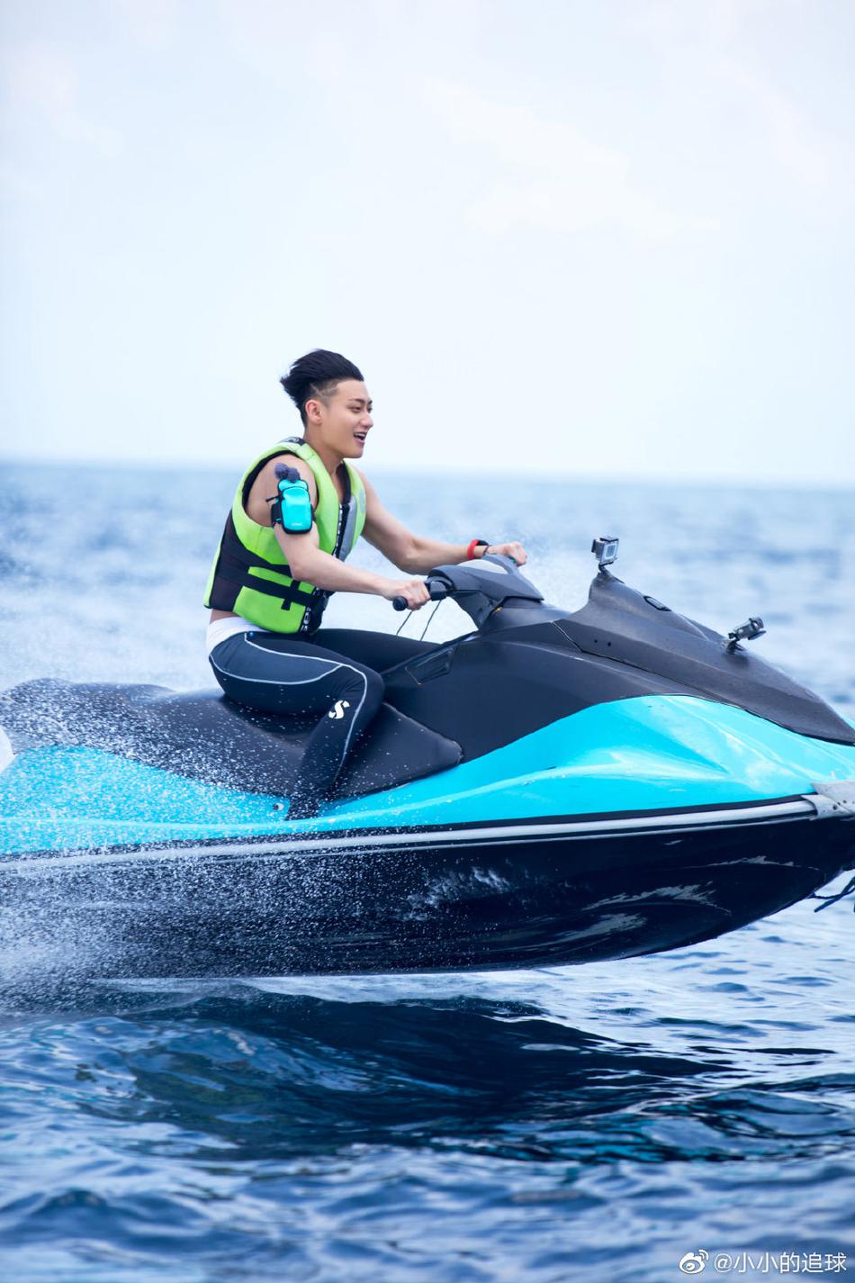 风一样的男子黄子韬骑摩托艇海上冲浪