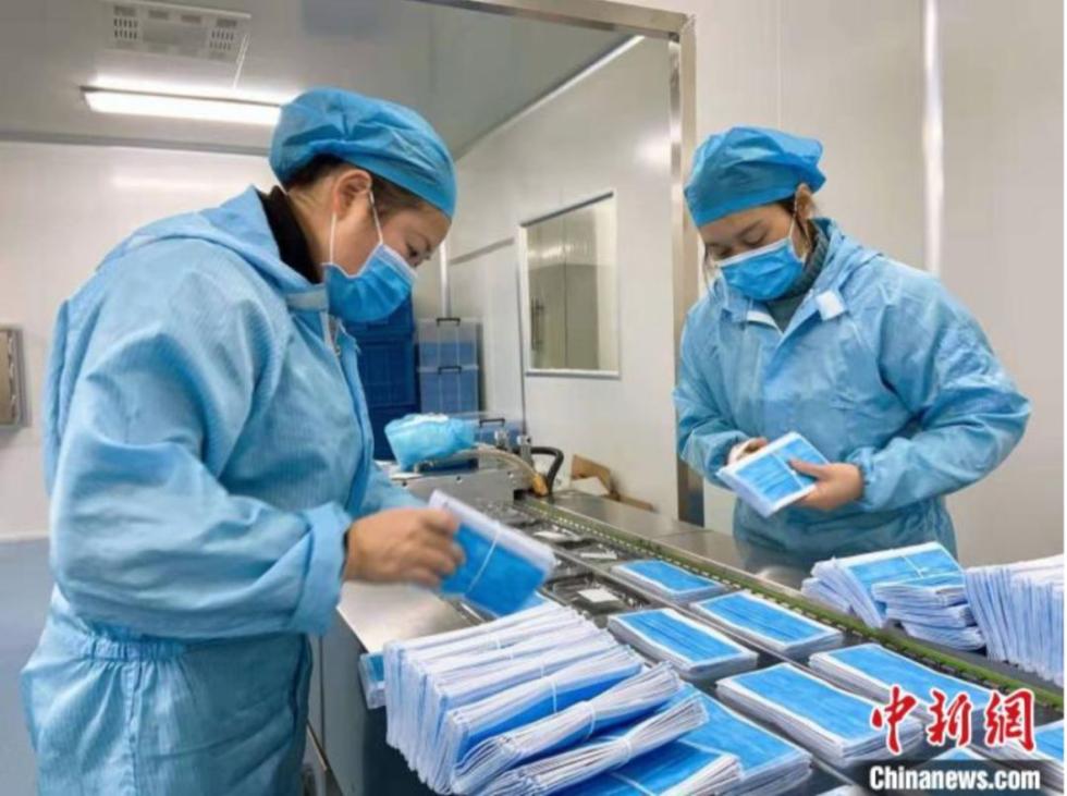 湖南衡山县一企业加班生产医用口罩。郭聪 摄