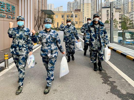 空軍軍醫大學醫療隊在武漢的普通一天