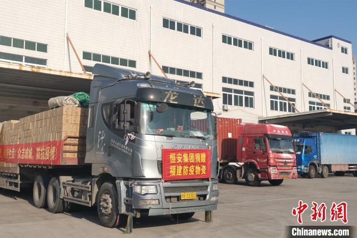 准备开往武汉的几辆货车正在装载抗击疫情的物资