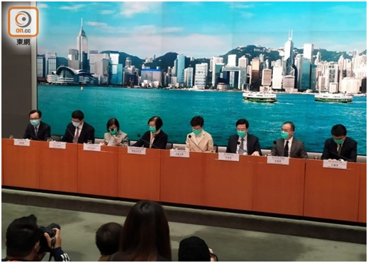 林郑月娥(左五)与特区政府官员举行记者会。(图片来源：香港“东网”)