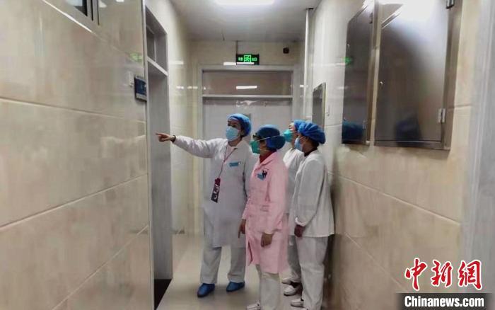 魏东春在和同事们在工作中 虎林市人民医院提供 摄