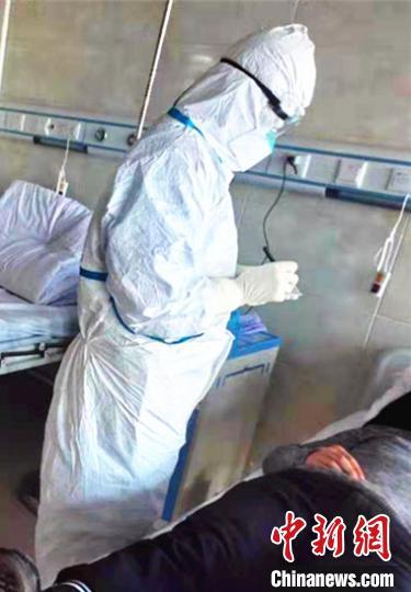 护士们每天穿着防护服 虎林市人民医院提供 摄
