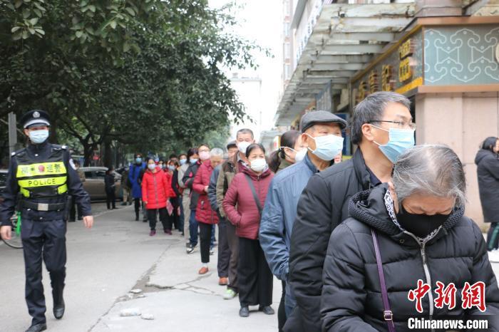 民众排队购买口罩. 林馨 摄