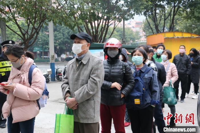 图为柳州市桂中大药房锦绣分店前,排队购买口罩民众. 林馨 摄