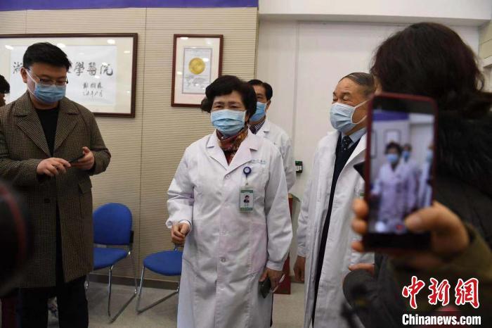 李兰娟院士接受媒体采访。 李晨韵 摄