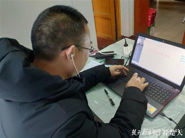 光谷二高教师袁良栋做课前准备