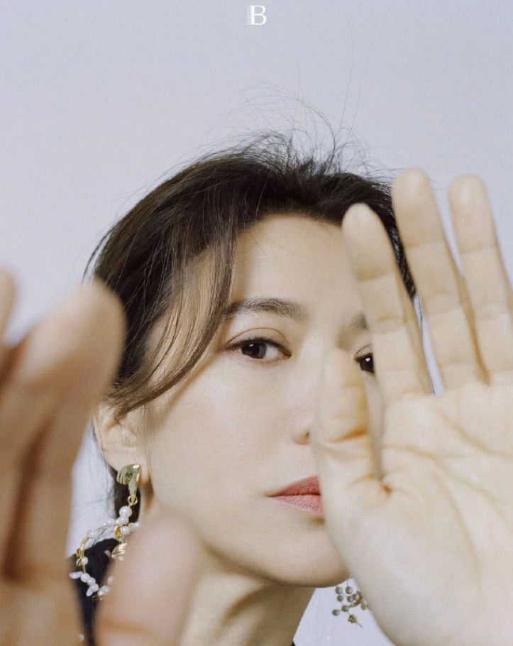 迎来开年首封的袁咏仪身穿大红色连衣裙,头顶波浪卷长发,点缀银色耳饰