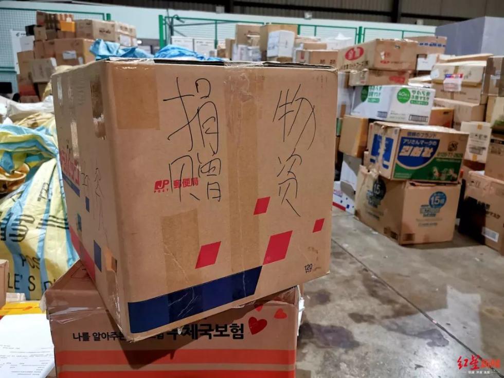 每日近千箱包裹涌向成都邮局海关,超半数为口罩