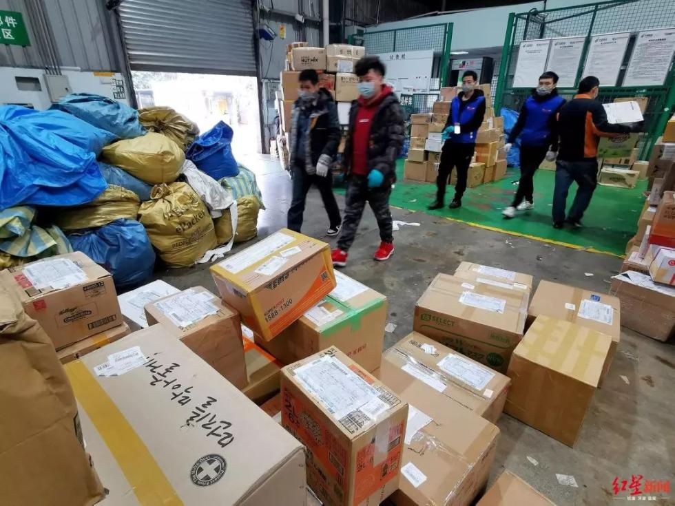 每日近千箱包裹涌向成都邮局海关,超半数为口罩