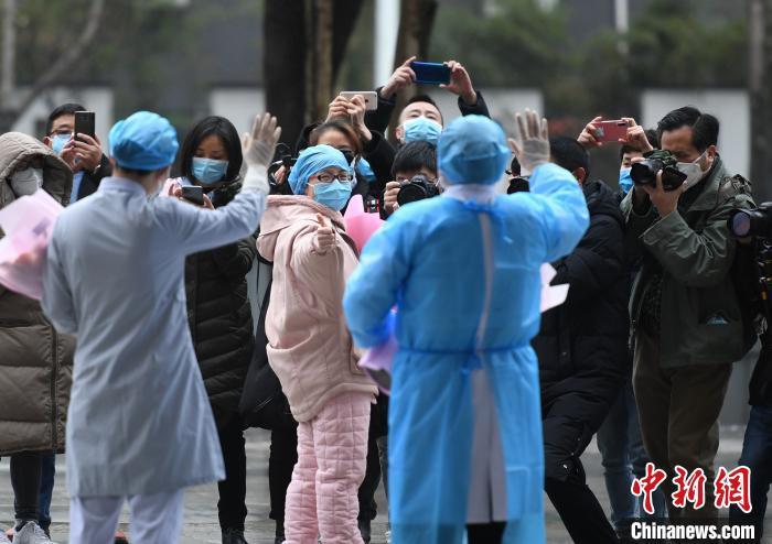 重庆一新型冠状病毒感染的肺炎患者治愈出院