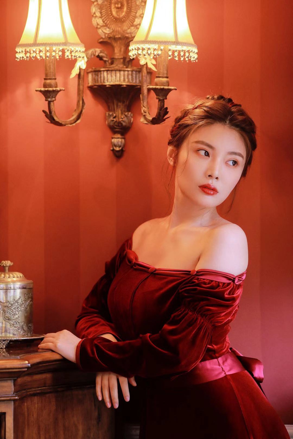 徐冬冬复古写真曝光 露肩红灯绒裙显身材