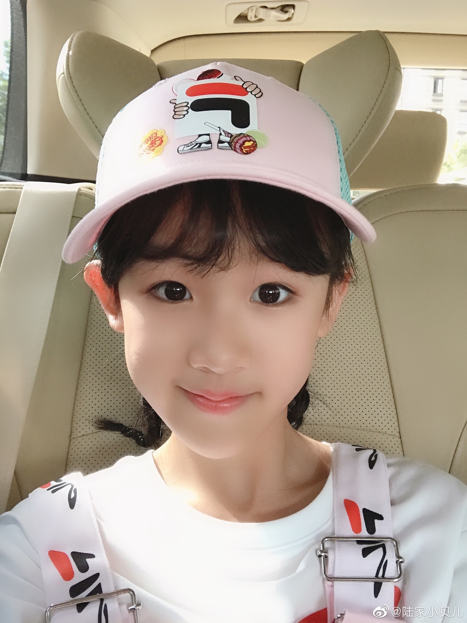 贝儿吉他弹唱匆匆那年精致编发乖巧可爱初显少女模样