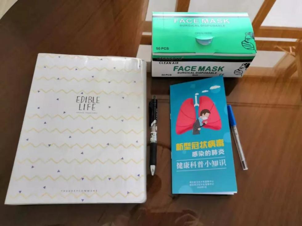 医护人员送来的免费的治疗药物