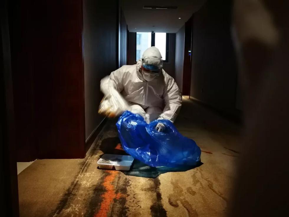 医护人员兼职保洁清理垃圾
