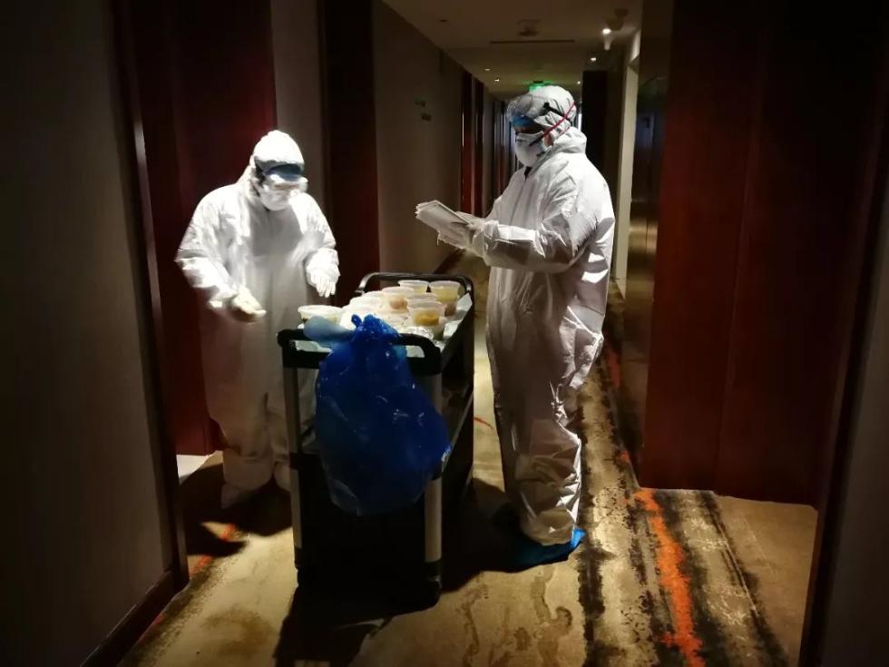 医护人员送餐到房间门口