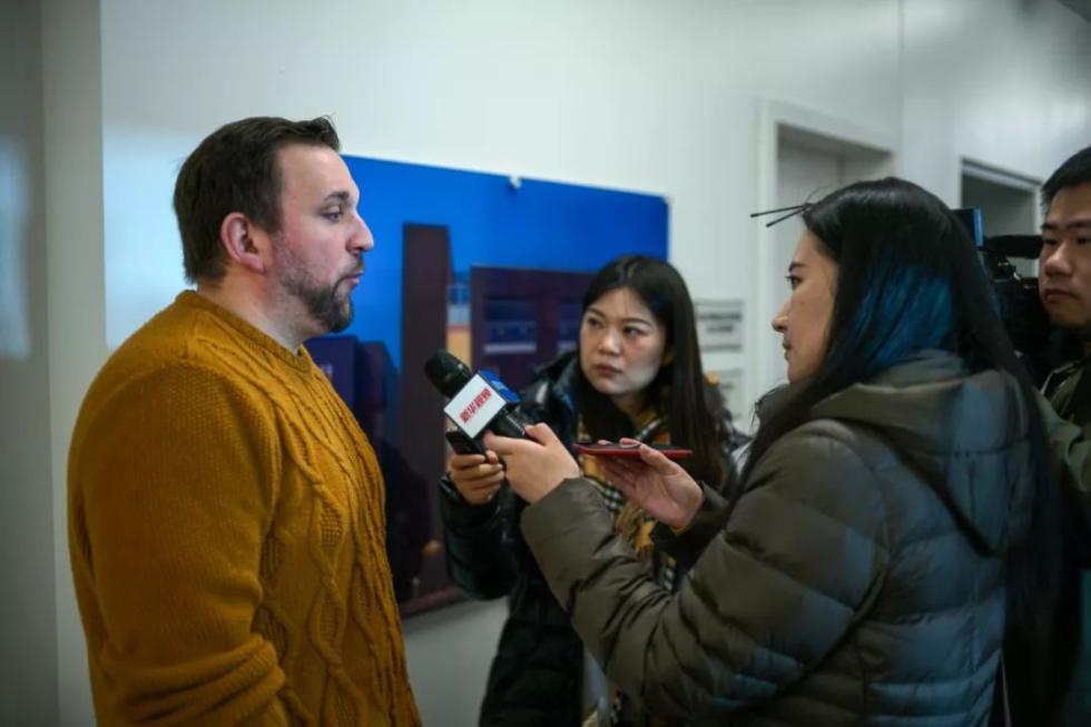 2月3日,在美国艾奥瓦州得梅因,选民安德鲁正接受新华社记者采访.