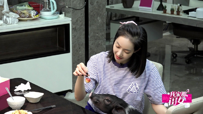 宋茜穿条纹衫做饭会好友居家温婉 怀抱小八宠溺满分