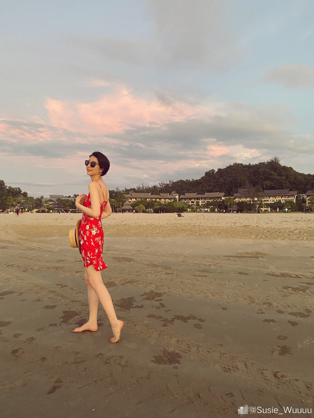 李亚鹏女友穿超短裤海边度假长腿吸睛