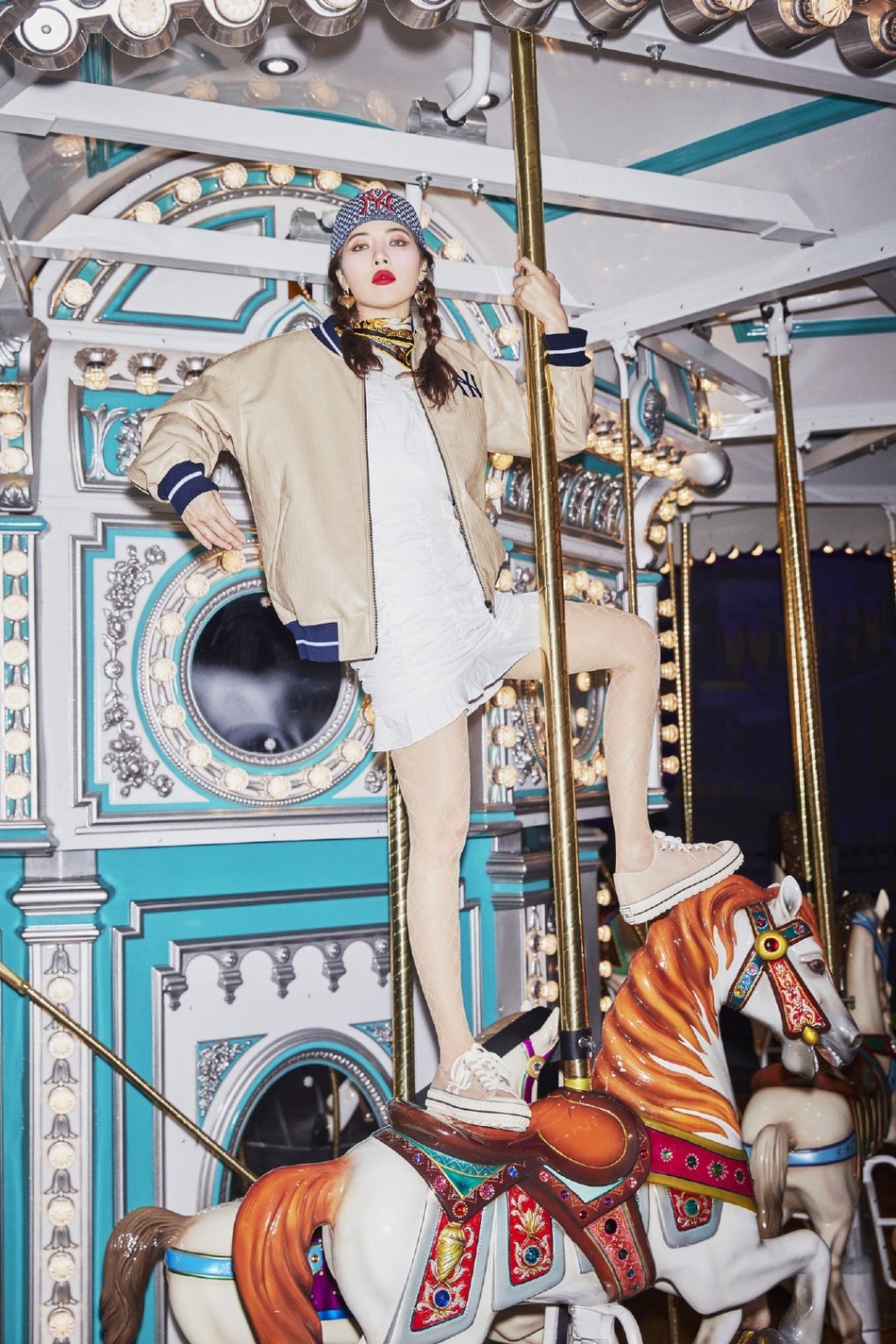 泫雅最新写真玩转欧式摩登风 脚踩餐桌摆pose画风随性