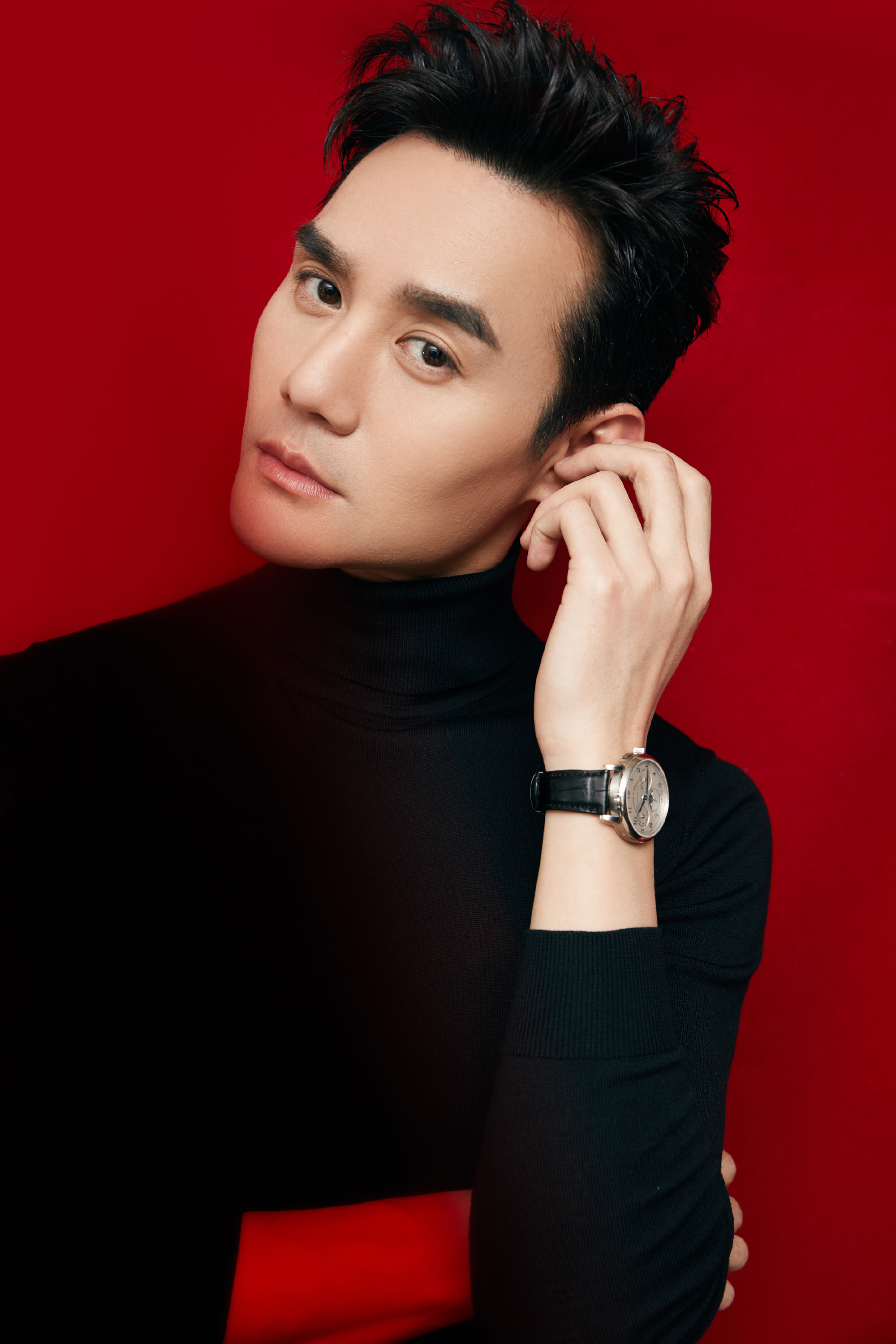 王凯黑红色搭配酷劲十足