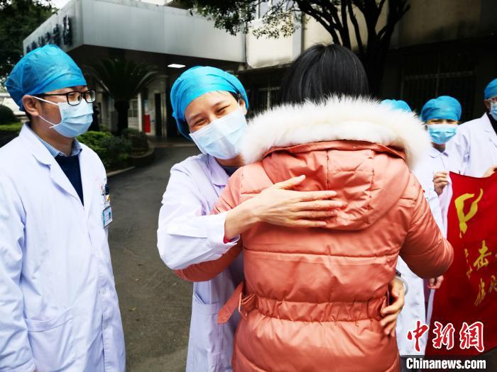 广西桂林一新冠肺炎患者痊愈与女儿团聚