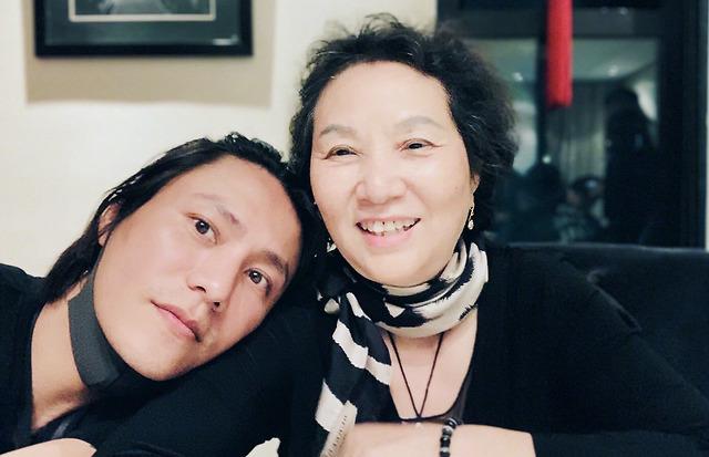 陈坤与妈妈。