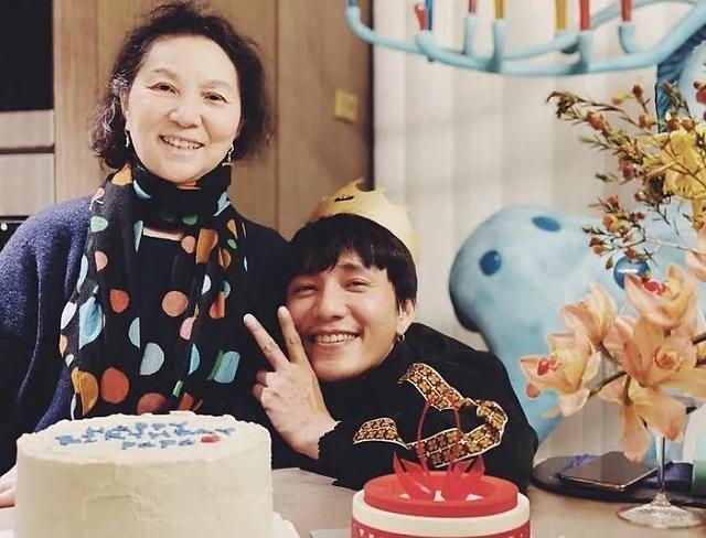 陈坤暖心写道，“生日，是母亲的给予，昨天记录”。