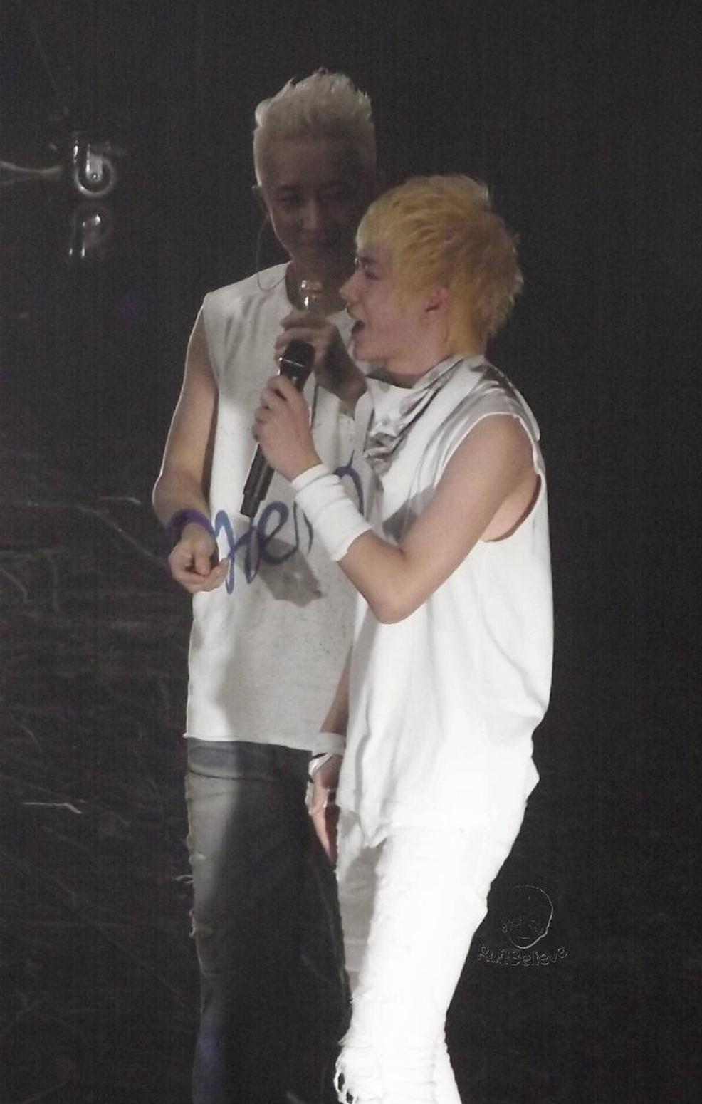 王一博为韩庚伴舞旧照曝光一头黄发清瘦白净难掩少年稚气