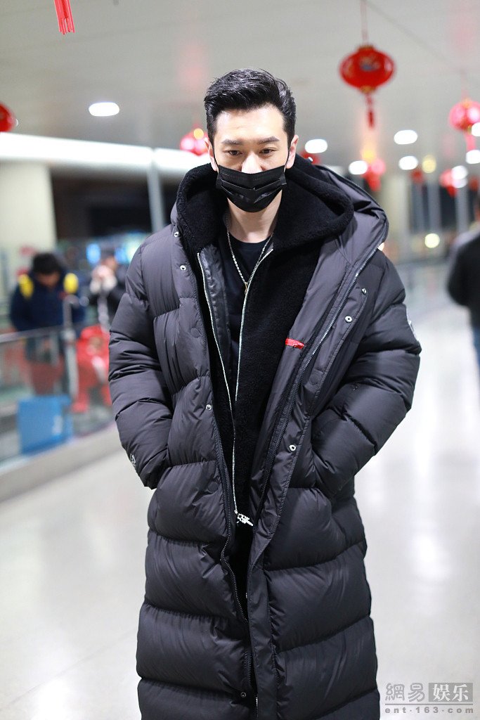 黄晓明穿全黑羽绒服御寒 给粉丝签名亲切十足